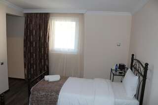 Отель Hotel Suliko Ахалцихе Двухместный номер с 2 отдельными кроватями и видом на горы-4